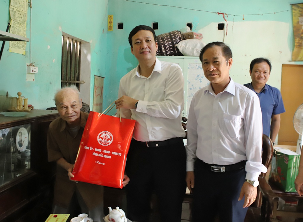 Phó Chủ tịch UBND tỉnh Lê Ô Pích thăm, tặng quà CCB, cựu TNXP tham gia Chiến dịch Điện Biên Phủ...