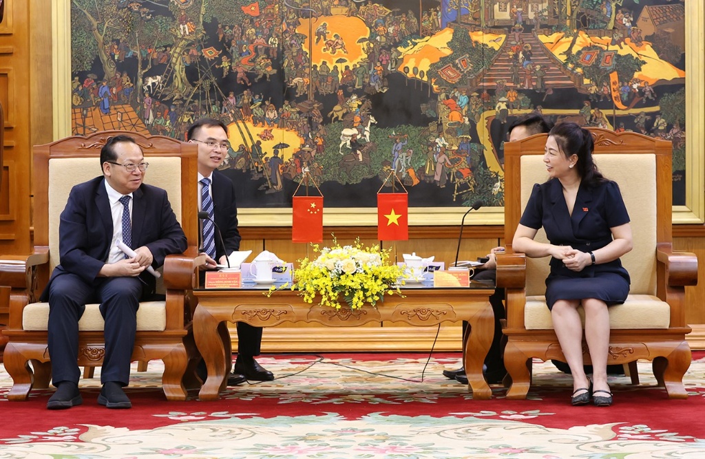 Standing Deputy Secretary of Provincial Party Committee Le Thi Thu Hong receives a courtesy call...