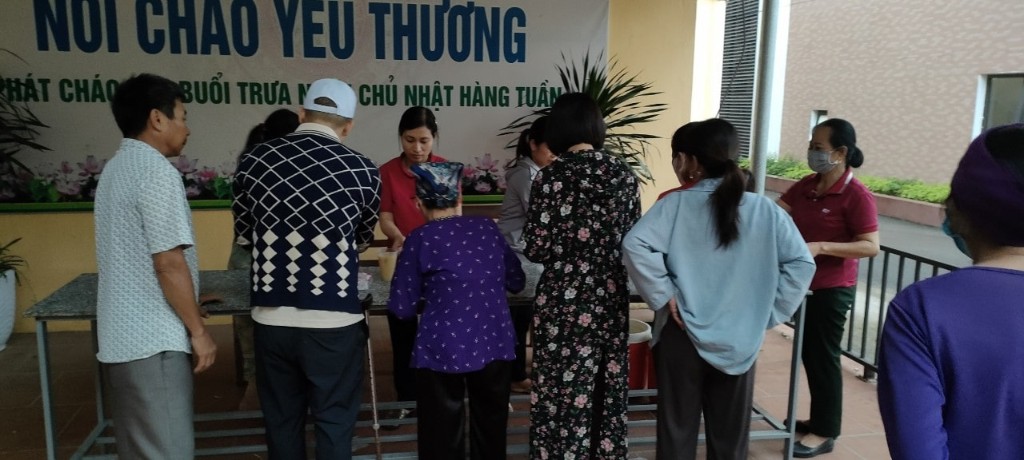 Hội Chữ thập đỏ xã phát cháo miễn phí tại Trung tâm y tế huyện Tân Yên
