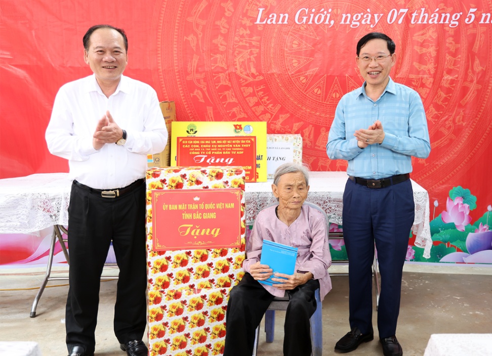 Chủ tịch UBND tỉnh Lê Ánh Dương dự lễ khánh thành và trao nhà đại đoàn kết tại huyện Tân Yên|https://www.bacgiang.gov.vn/web/guest/chi-tiet-tin-tuc/-/asset_publisher/St1DaeZNsp94/content/chu-tich-ubnd-tinh-le-anh-duong-du-le-khanh-thanh-va-trao-nha-ai-oan-ket-tai-huyen-tan-yen