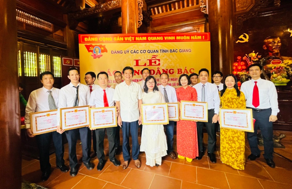 Đảng bộ Các cơ quan tỉnh Bắc Giang báo công dâng Bác tại Nghệ An