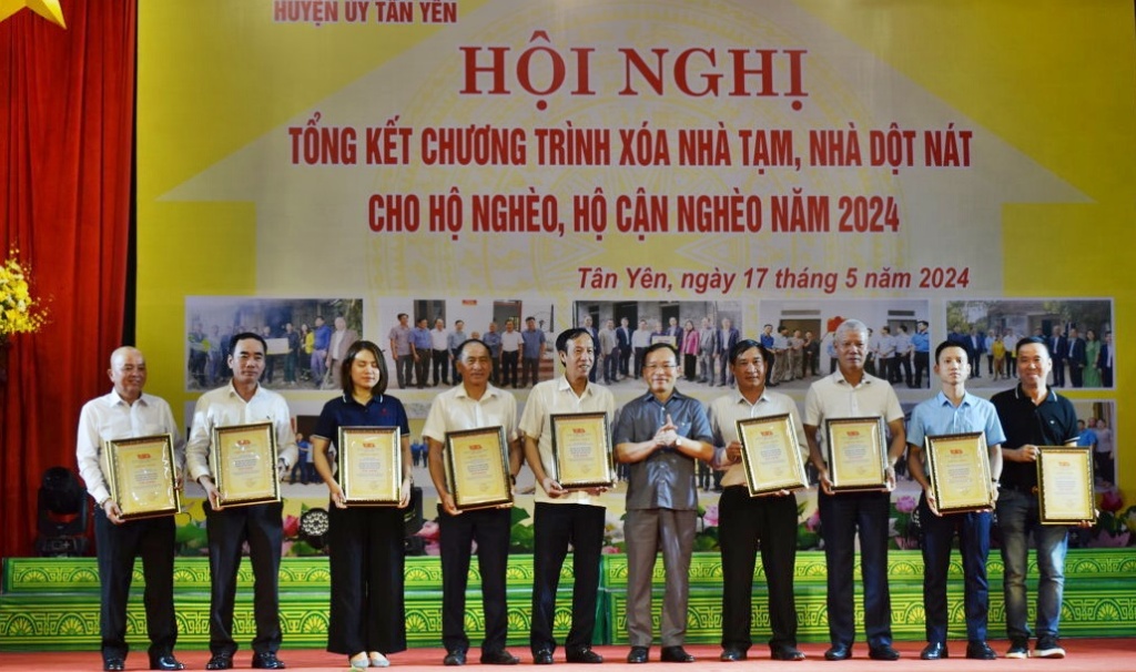 Tân Yên: Huyện đầu tiên của tỉnh hoàn thành chương trình xóa nhà...|https://www.bacgiang.gov.vn/web/8653235/chi-tiet-tin-tuc/-/asset_publisher/Enp27vgshTez/content/tan-yen-huyen-au-tien-cua-tinh-hoan-thanh-chuong-trinh-xoa-nha-tam-nha-dot-nat/22783