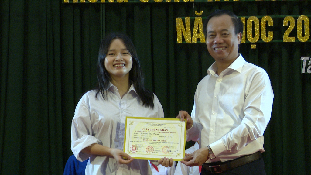 Tuyên dương khen thưởng trên 1.000 giáo viên và học sinh có thành...|https://www.bacgiang.gov.vn/zh_CN/web/8653235/chi-tiet-tin-tuc/-/asset_publisher/Enp27vgshTez/content/tuyen-duong-khen-thuong-tren-1-000-giao-vien-va-hoc-sinh-co-thanh-tich-xuat-sac-trong-cong-tac-boi-duong-hoc-sinh-gioi-nam-hoc-2023-2024/22783
