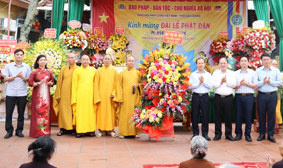 Phó Chủ tịch Thường trực UBND tỉnh Mai Sơn chúc mừng Đại lễ Phật đản Phật lịch 2568 - Dương lịch năm 2024|https://www.bacgiang.gov.vn/web/guest/chi-tiet-tin-tuc/-/asset_publisher/St1DaeZNsp94/content/pho-chu-tich-thuong-truc-ubnd-tinh-mai-son-chuc-mung-ai-le-phat-an-phat-lich-2568-duong-lich-nam-2024