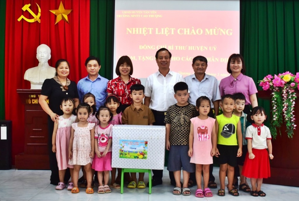 Lãnh đạo Huyện ủy thăm tặng quà tết thiếu nhi|https://www.bacgiang.gov.vn/web/8653235/chi-tiet-tin-tuc/-/asset_publisher/Enp27vgshTez/content/lanh-ao-huyen-uy-tham-tang-qua-tet-thieu-nhi/22783
