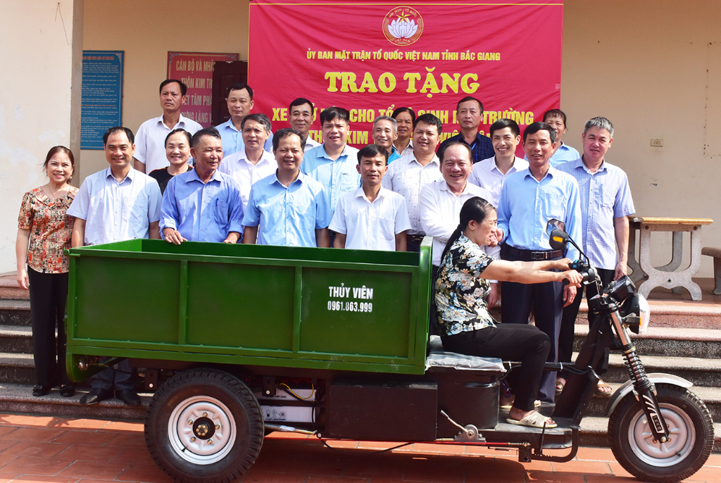 Ủy ban MTTQ tỉnh Bắc Giang trao tặng xe chở rác tại Tân Yên