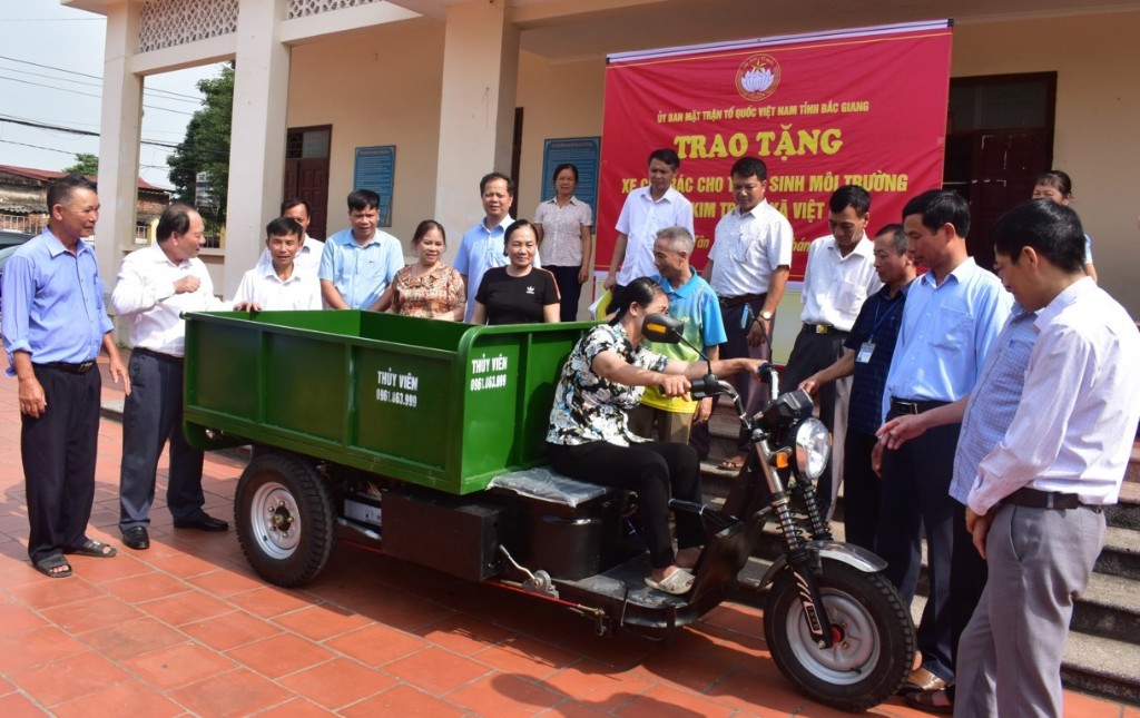 MTTQ tỉnh trao tặng xe chở rác tại Tân Yên|https://www.bacgiang.gov.vn/web/8653235/chi-tiet-tin-tuc/-/asset_publisher/Enp27vgshTez/content/mttq-tinh-trao-tang-xe-cho-rac-tai-tan-yen/22783