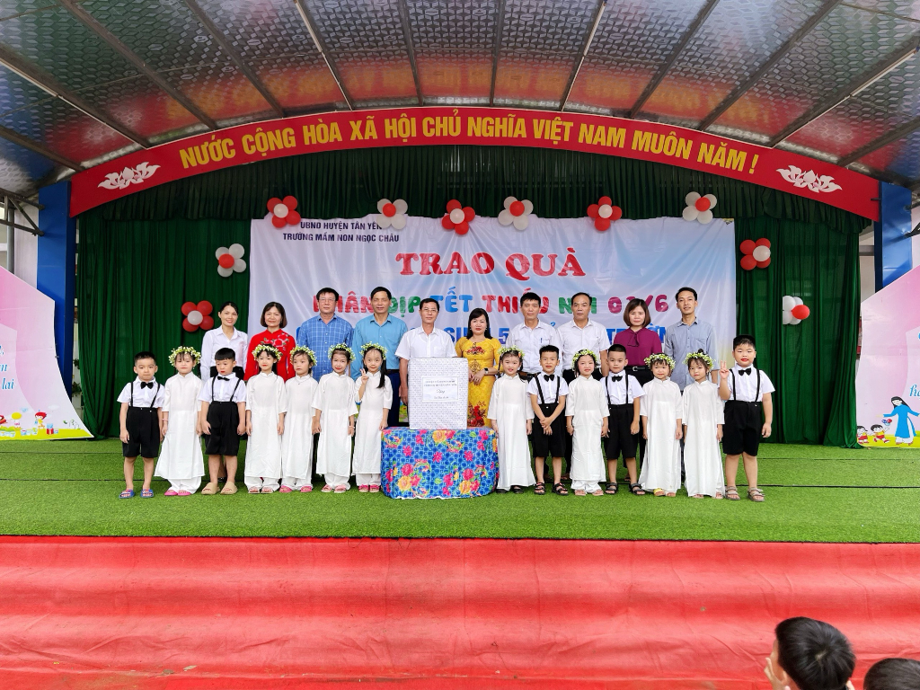 Đoàn lãnh đạo huyện Tân Yên và xã Ngọc Châu thăm tặng quà cho các cháu thiếu nhi tại trường Mầm...|https://www.bacgiang.gov.vn/web/ubnd-xa-ngoc-chau/chi-tiet-tin-tuc/-/asset_publisher/Enp27vgshTez/content/-oan-lanh-ao-huyen-tan-yen-va-xa-ngoc-chau-tham-tang-qua-cho-cac-chau-thieu-nhi-tai-truong-mam-non-xa