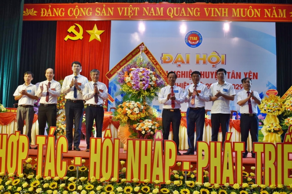 Đại hội Hội Doanh nghiệp huyện Tân Yên  lần thứ hai nhiệm kỳ 2024-2029|https://www.bacgiang.gov.vn/en_US/web/8653235/chi-tiet-tin-tuc/-/asset_publisher/Enp27vgshTez/content/-ai-hoi-hoi-doanh-nghiep-huyen-tan-yen-lan-thu-hai-nhiem-ky-2024-2029/22783