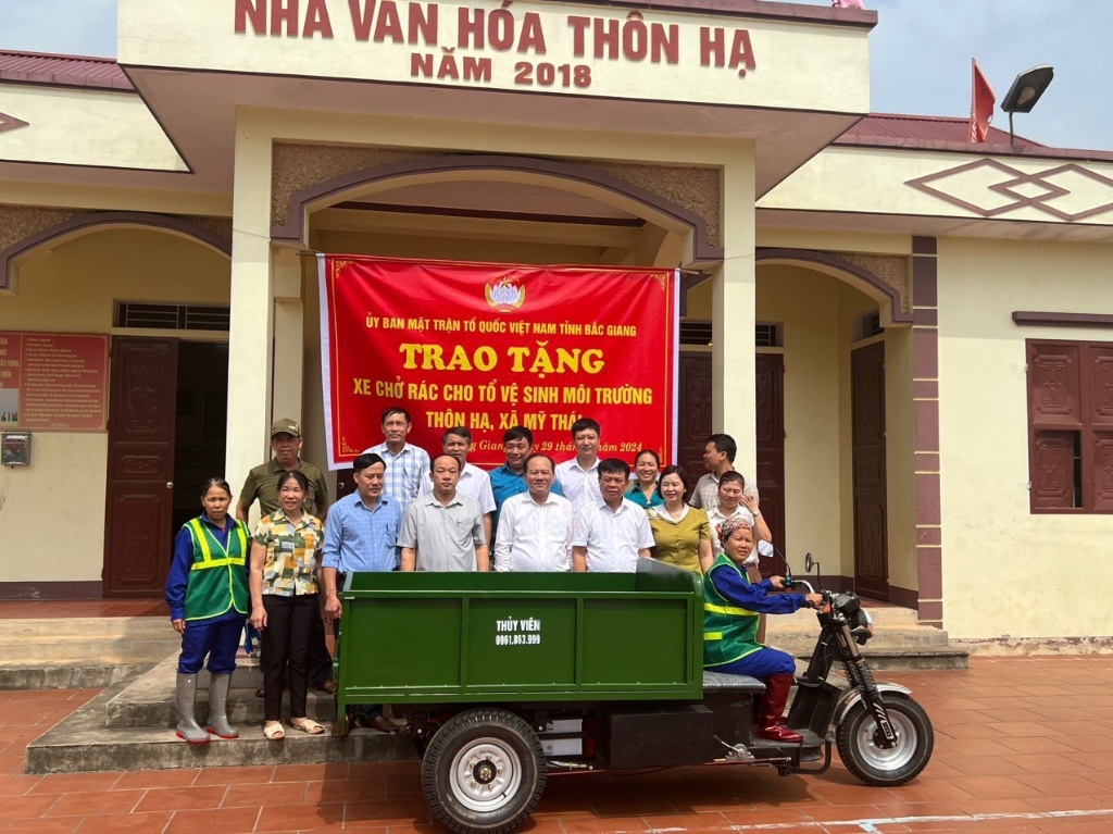 Ủy ban MTTQ tỉnh trao tặng xe chở rác chuyên dụng  cho thôn nông thôn mới kiểu mẫu