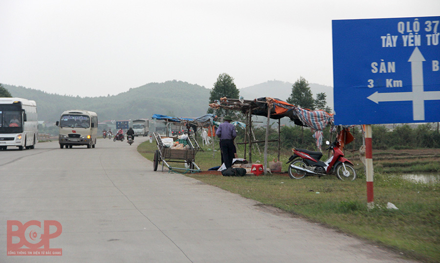 Bắc Giang: Tăng cường quản lý bảo vệ hành lang an toàn đường bộ