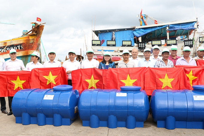 3.000 lá cờ Tổ quốc trao ngư dân Bà Rịa - Vũng Tàu vươn khơi bám biển