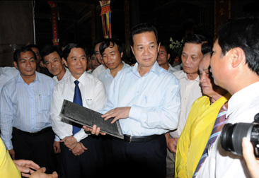 Thủ tướng Chính phủ Nguyễn Tấn Dũng thăm kho mộc bản Chùa Vĩnh Nghiêm năm 2010