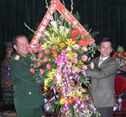 Bí thư Tỉnh ủy Nông Quốc Tuấn tặng hoa chúc mừng cán bộ, chiến sĩ Quân khu I