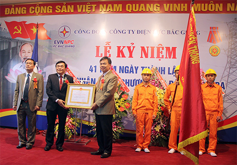 Công ty Điện lực Bắc Giang đón nhận Huân chương Lao động hạng Ba