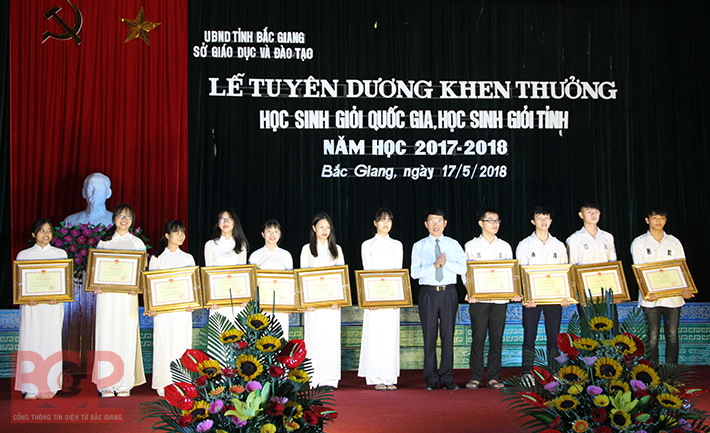 Bắc Giang: Tuyên dương, khen thưởng học sinh giỏi