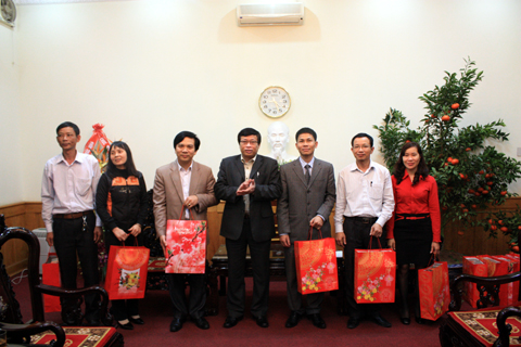 Văn phòng UBND tỉnh tặng quà cho đại diện các gia đình có bố, mẹ cao tuổi nhân dịp Tết Nguyên đán Quý Tỵ năm 2013