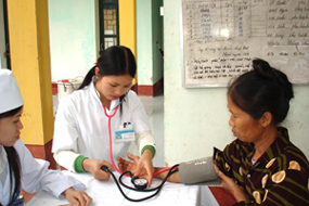 Khám bệnh nhân đạo cho các đối tượng chính sách tại huyện Sơn Động.