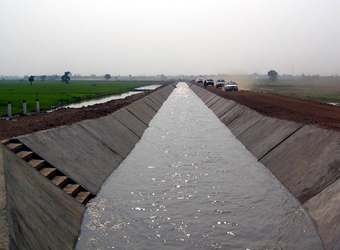 Các địa phương chủ động lấy nước phục vụ sản xuất vụ Chiêm Xuân 2013