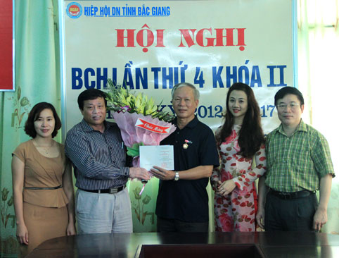 Chủ tịch Hiệp hội Doanh nghiệp tỉnh Bắc Giang nhận Kỷ niệm chương “Vì sự nghiệp Văn phòng Chính phủ”.