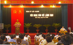 Bộ trưởng Bộ Thương mại Trương Đình Tuyển nói chuyện tại Hội nghị cán bộ tỉnh Bắc Giang