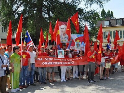 Người Việt tại Đức biểu tình phản đối Trung Quốc xây đảo trái phép