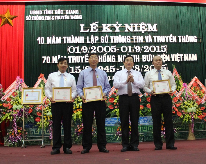 Sở Thông tin và Truyền thông Bắc Giang đón nhận Huân chương Lao động hạng Ba