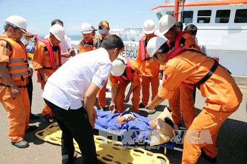 Đưa 12 ngư dân bị nạn trên vùng biển Trường Sa về bờ an toàn 