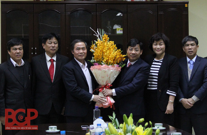 Phó Chủ tịch UBND tỉnh Dương Văn Thái động viên công tác quyết toán cuối năm tại ngân hàng