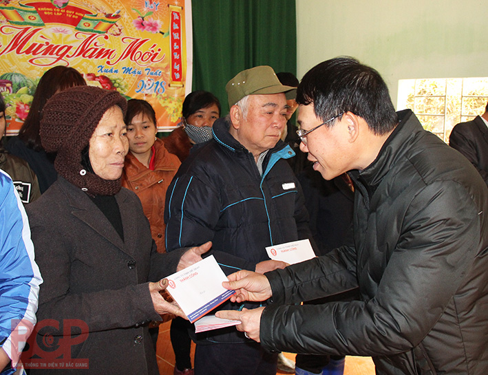 Phó Chủ tịch UBND tỉnh Lê Ánh Dương tặng quà Tết hộ nghèo huyện Yên Thế