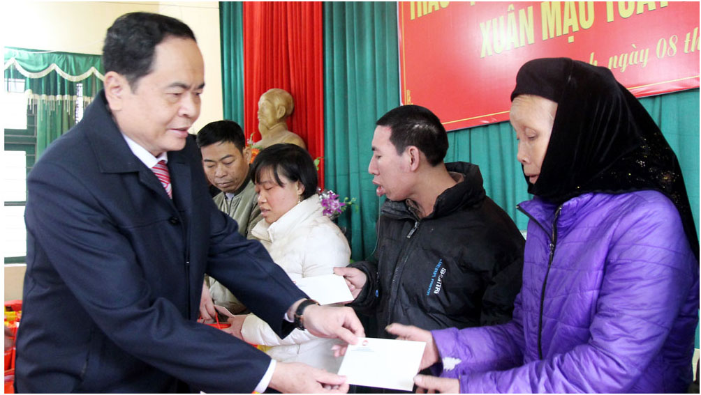 Chủ tịch Ủy ban T.Ư MTTQ Việt Nam Trần Thanh Mẫn tặng quà Tết tại Lục Nam