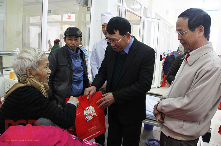 Phó Chủ tịch UBND tỉnh Lê Ánh Dương thăm, chúc Tết bệnh viện 