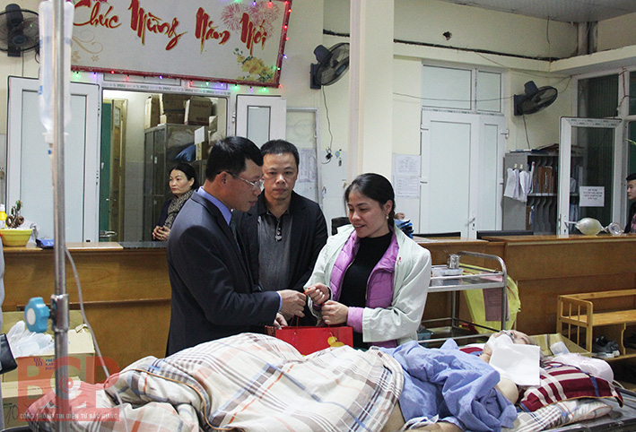Phó Chủ tịch UBND tỉnh Lê Ánh Dương thăm, động viên cán bộ y, bác sỹ trực đêm giao thừa 