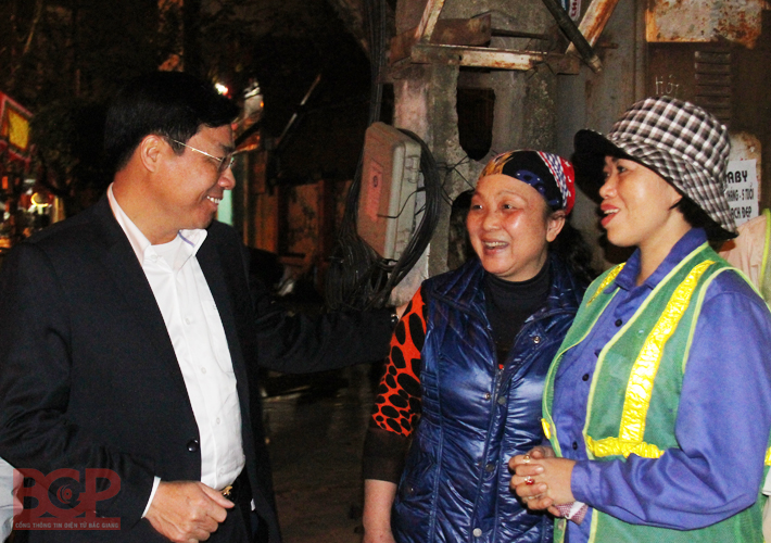 Phó Chủ tịch UBND tỉnh Dương Văn Thái chúc Tết công nhân vệ sinh môi trường trước giao thừa