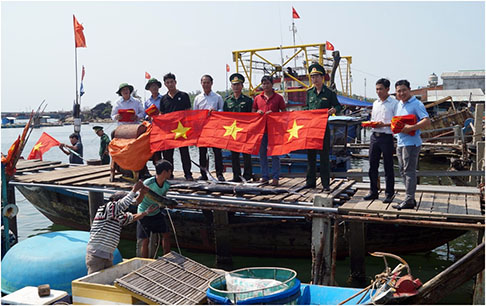 Quảng Ngãi: Tặng cờ tổ quốc cho ngư dân bám biển Trường Sa 