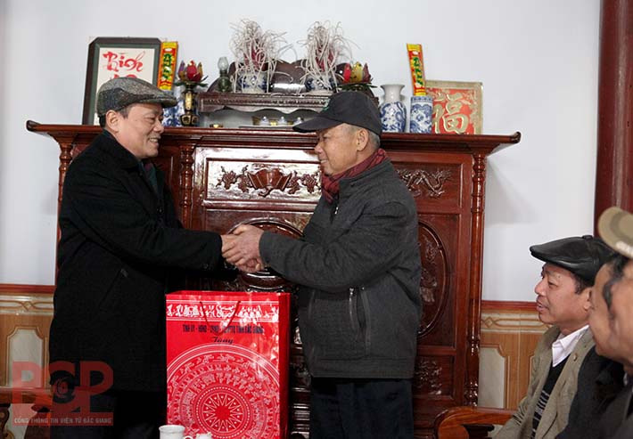 Phó Chủ tịch Thường trực UBND tỉnh Lại Thanh Sơn tặng quà Tết người có công 