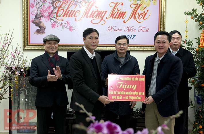 Phó Chủ tịch Thường trực UBND tỉnh Lại Thanh Sơn tặng quà Tết hộ nghèo huyện Lục Nam