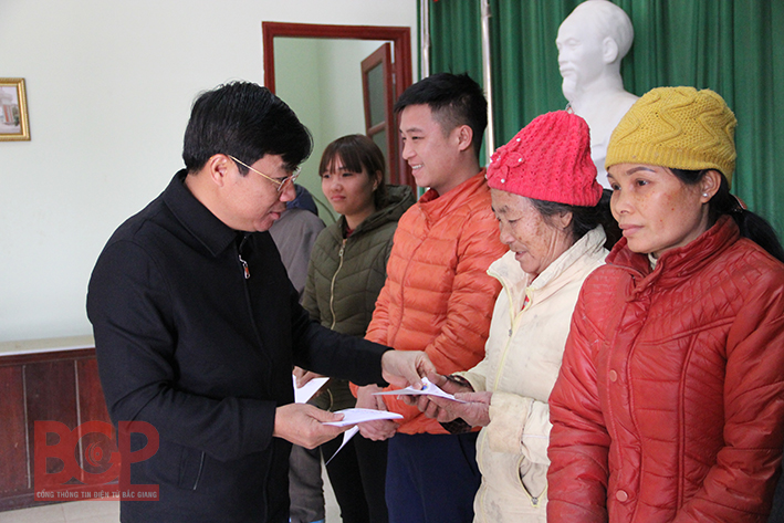 Phó Chủ tịch UBND tỉnh Dương Văn Thái tặng quà Tết tại Lục Ngạn, Sơn Động