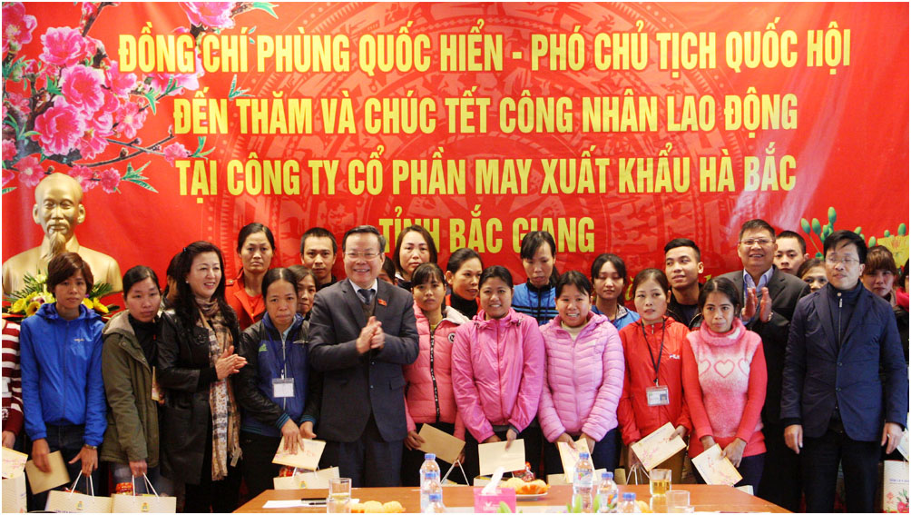Phó Chủ tịch Quốc hội Phùng Quốc Hiển tặng quà công nhân khó khăn tại Bắc Giang
