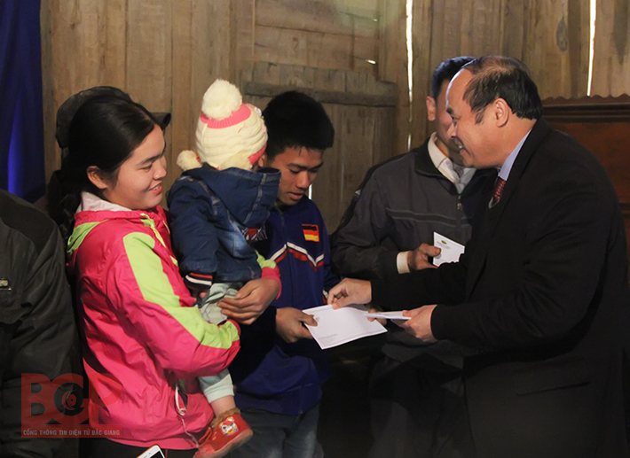 Chủ tịch UBND tỉnh Nguyễn Văn Linh tặng quà tết hộ nghèo huyện Lục Nam