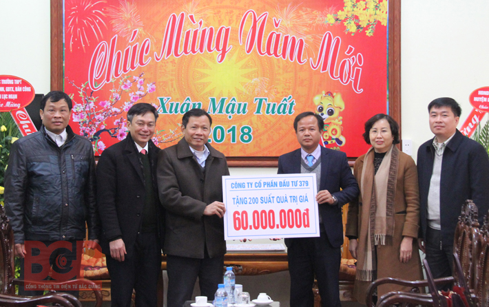 Phó Chủ tịch UBND tỉnh Nguyễn Thị Thu Hà tặng quà Tết các hộ nghèo huyện Lục Ngạn