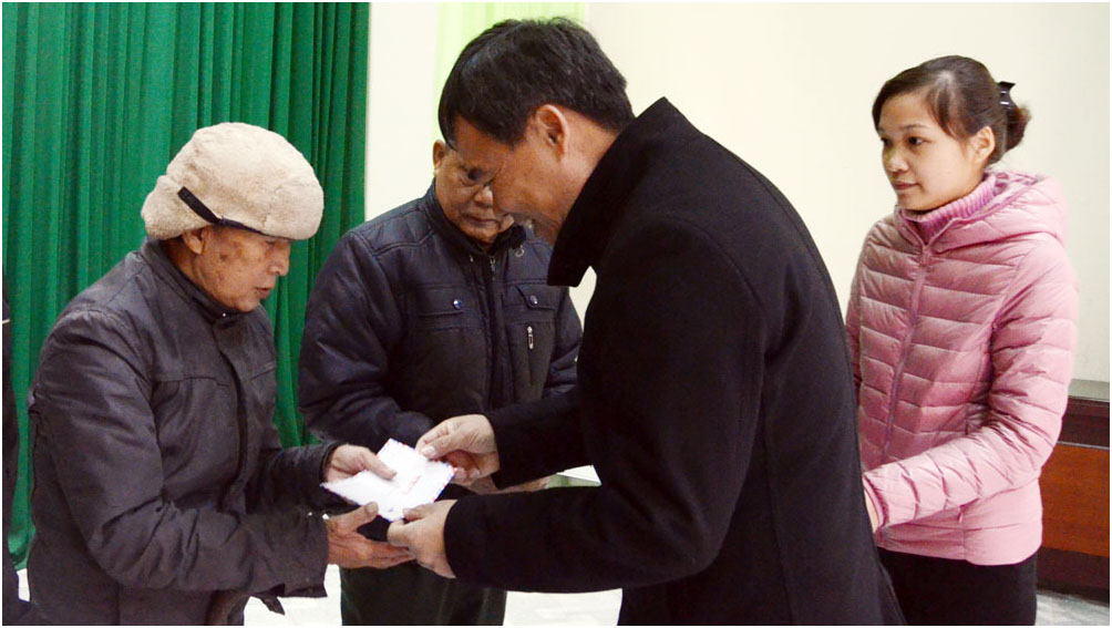 Phó Chủ tịch Thường trực HĐND tỉnh Bùi Văn Hạnh tặng quà Tết người nghèo huyện Yên Dũng