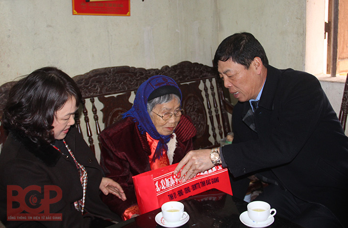 Bí thư Tỉnh ủy Bùi Văn Hải tặng quà Tết người có công, hộ nghèo huyện Hiệp Hòa