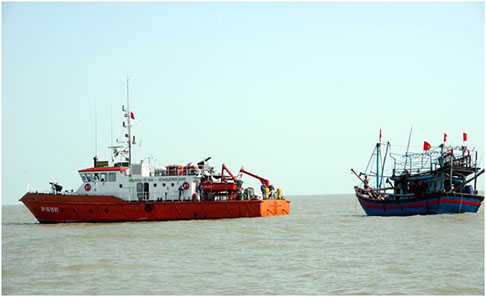 Nghệ An: Lai dắt tàu cá cùng 6 ngư dân bị nạn vào bờ an toàn