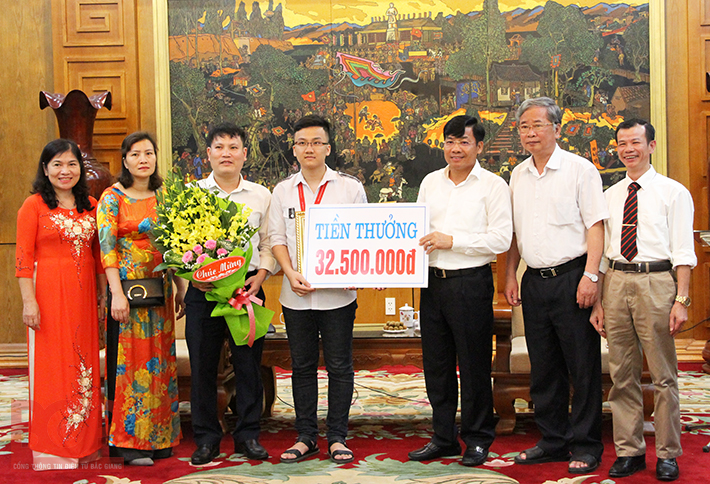 Bắc Giang: Khen thưởng em Trịnh Duy Hiếu đoạt Huy chương Vàng Olympic Vật Lý châu Á