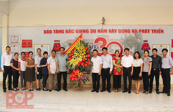 Phó Chủ tịch UBND tỉnh Lê Ánh Dương thăm, chúc mừng Bảo tàng tỉnh Bắc Giang nhân dịp kỷ niệm 30 năm thành lập 