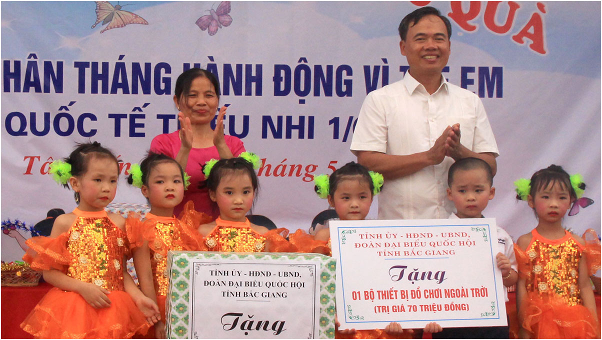 Phó Chủ tịch Thường trực HĐND tỉnh Bùi Văn Hạnh tặng quà các cháu Trường Mầm non xã Tân Tiến