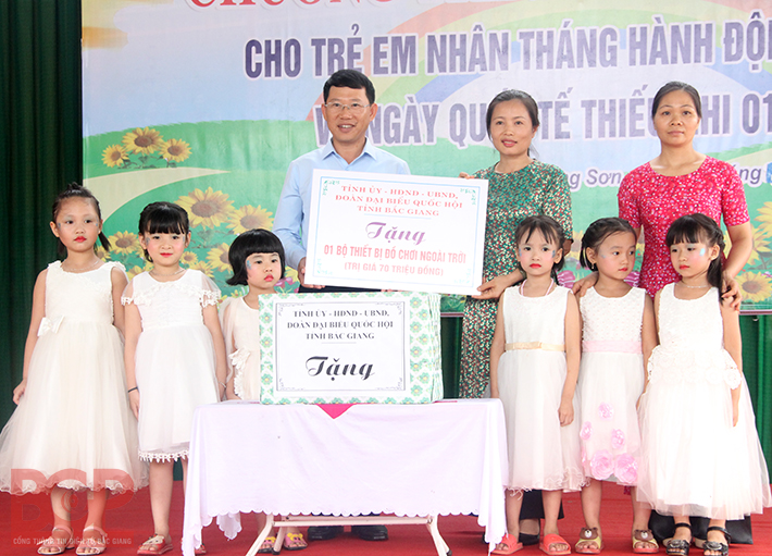 Phó Chủ tịch UBND tỉnh Lê Ánh Dương tặng quà thiếu nhi huyện Lục Ngạn