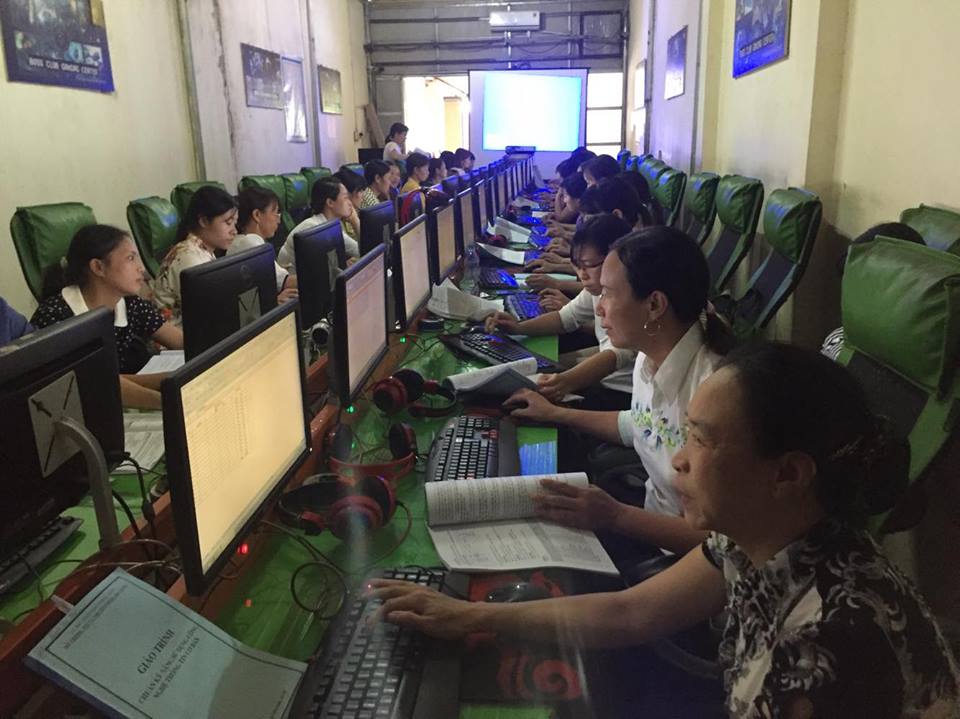 Hội LHPN huyện Hiệp Hòa phối hợp với Phòng VH&TT huyện tổ chức tập huấn công nghệ thông tin cho...
