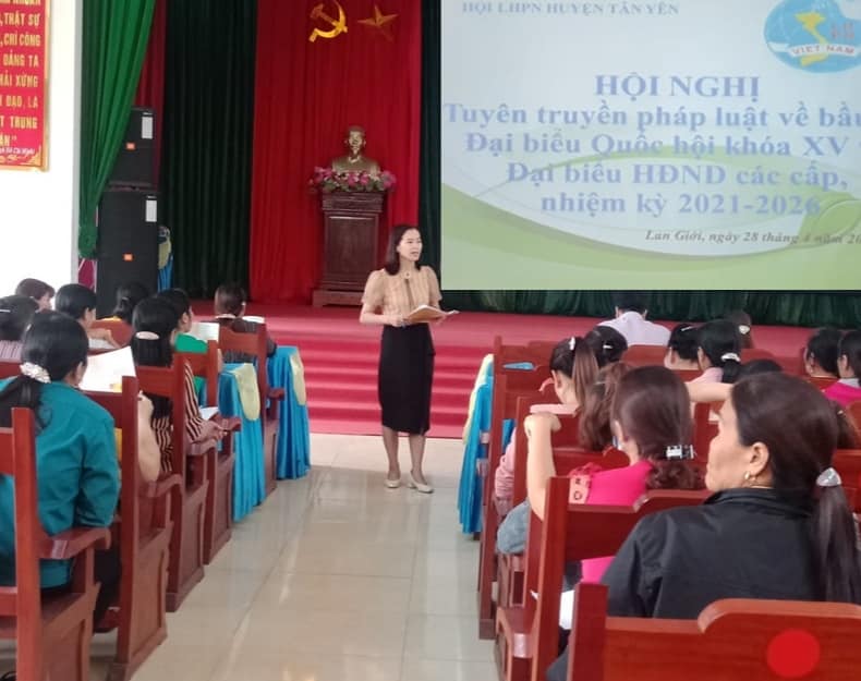 Hội LHPN huyện Tân Yên tuyên truyền pháp luật về bầu cử  đại biểu Quốc hội và đại biểu HĐND các...